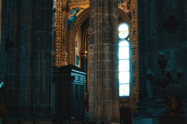 Paris 'teki katedralin içi.