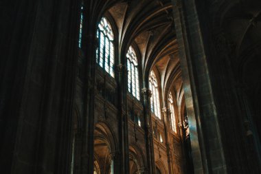 Paris 'teki katedralin içi.
