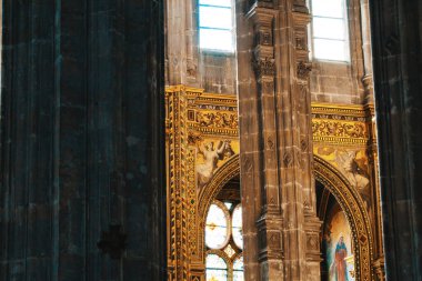 Paris 'teki katedralin içi.