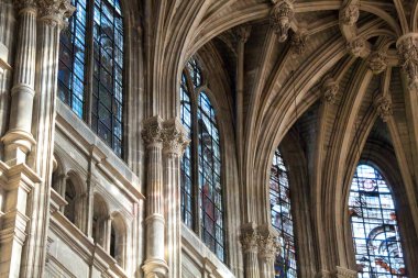 Paris 'teki katedralin içi.