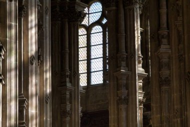 Paris 'teki katedralin içi.