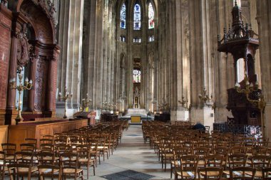 Paris 'teki katedralin içi.