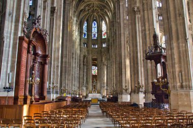 Paris 'teki katedralin içi.