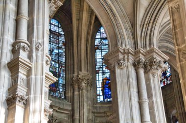 Paris 'teki katedralin içi.