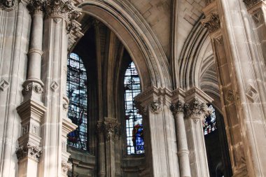 Paris 'teki katedralin içi.