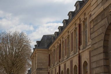 Bir binanın ön cephesi