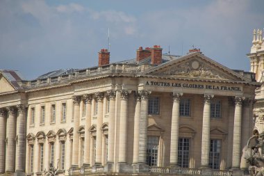 Bir binanın ön cephesi