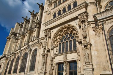 Bir katedralin ön cephesinin ayrıntıları