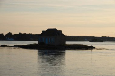 Nehirde gün batımı