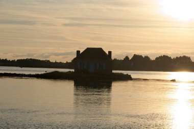 Nehirde gün batımı