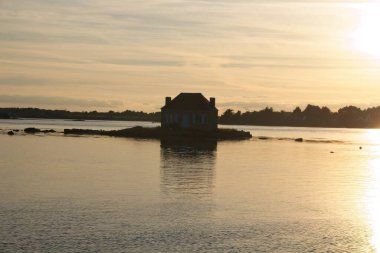 Nehirde gün batımı