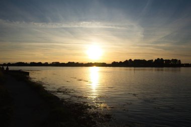 Nehrin üzerinde gün batımı