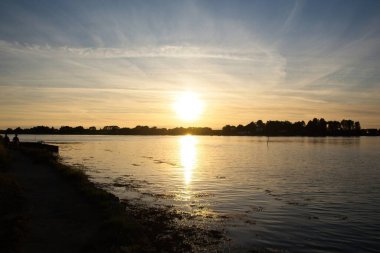 Nehrin üzerinde gün batımı