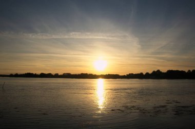 Nehrin üzerinde gün batımı