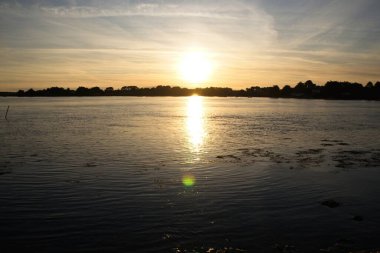 Nehrin üzerinde gün batımı