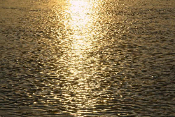 夕方の黄金の水の反射は — ストック写真