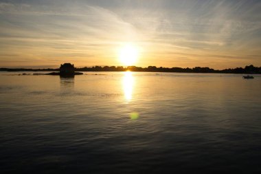 Nehirde gün batımı