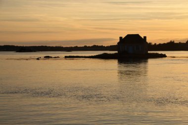 Nehirde gün batımı