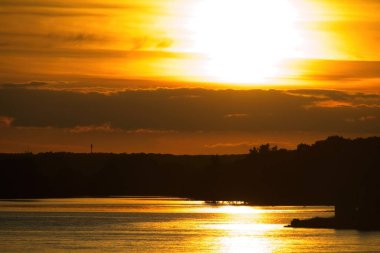 Nehrin üzerinde gün batımı