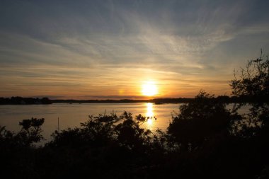 Nehrin üzerinde gün batımı