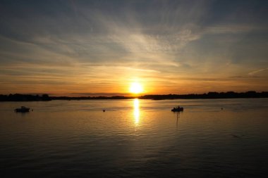 Nehrin üzerinde gün batımı