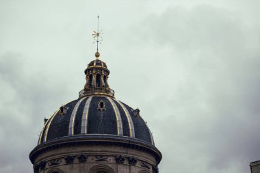 enstitünün ön cephesi