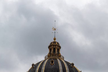 enstitünün ön cephesi