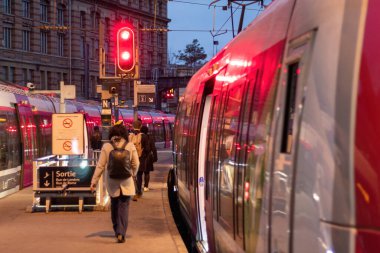 Gece şehirde trafik vardı.