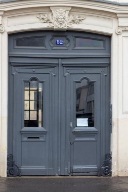 Binadaki eski ahşap kapı