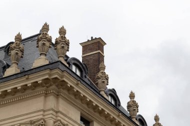 Pencereli bir binanın ön cephesi