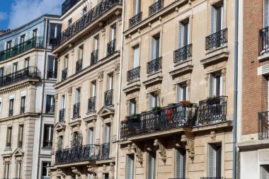 Bir binanın ön cephesi