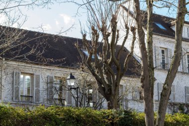 Bir binanın ön cephesi