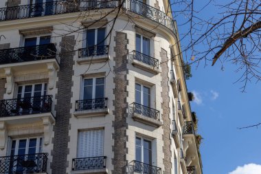 Bir binanın ön cephesi