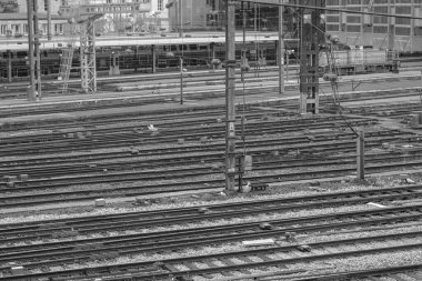 kışın istasyon rayları