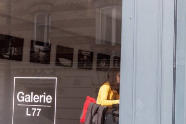 Depoda çalışan kadın.