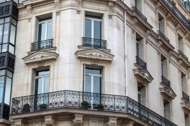 Pencereli bir binanın ön cephesi