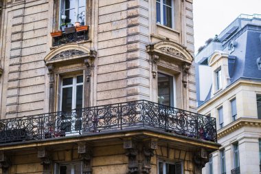 Pencereli bir binanın ön cephesi