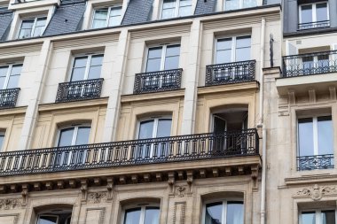 Pencereli bir binanın ön cephesi