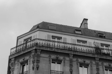 Pencereli bir binanın ön cephesi