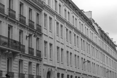 Pencereli bir binanın ön cephesi