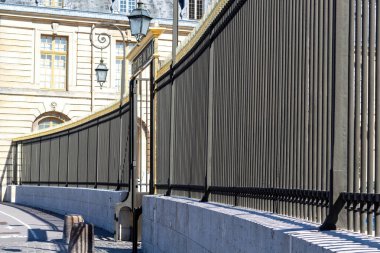 Sokakta yürüyen biri.