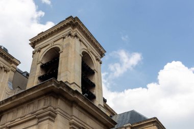 Kilisenin çan kulesi.