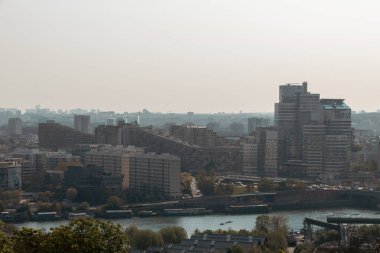 Nehirden şehrin manzarası