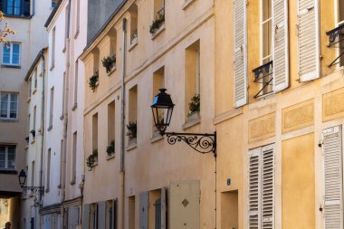 Eski bir binanın cephesi