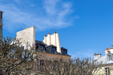 Eski bir binanın cephesi