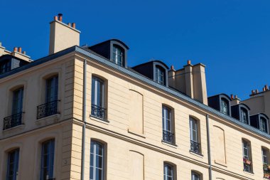 Eski bir binanın cephesi