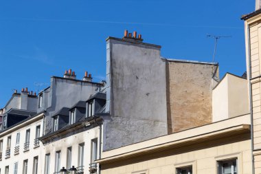 Eski bir binanın cephesi