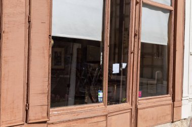 Bir evin ön cephesi