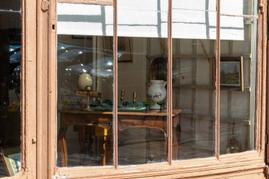 Bir evin ön cephesi