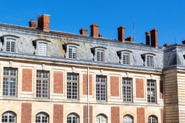 Merkezdeki bir binanın ön cephesi